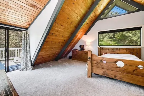 A-frame stunner, wrap around decks, 4 miles to the beach, 5 bed, 3 bath, 2 kit