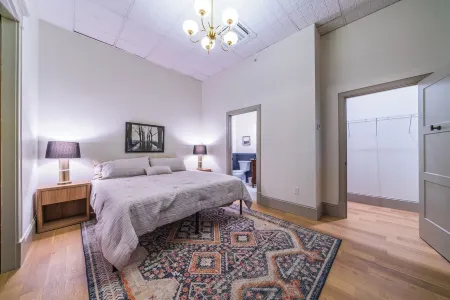 The Plum Suite - Spacious, Luxury 1-bedroom Apartment in Downtown Sedalia