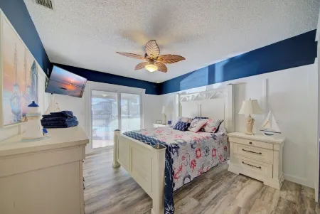 3-BR/2 Bath waterfront home with direct access to Gulf. Pool, kayaks and dock Отели в г. Эрнандо-Бич