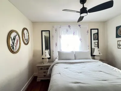 Charming 2 bedroom one bath home close to Highland Park! Hotels near Walgreens