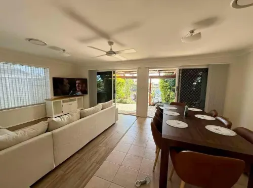 Luxury Waterfront Retreat: Pet friendly Canal Home with Jetty on Bribie Island! Hotels in Bongaree
