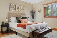 Lake Monona Waterfront + HOT TUB + Game Room Hotels in Monona