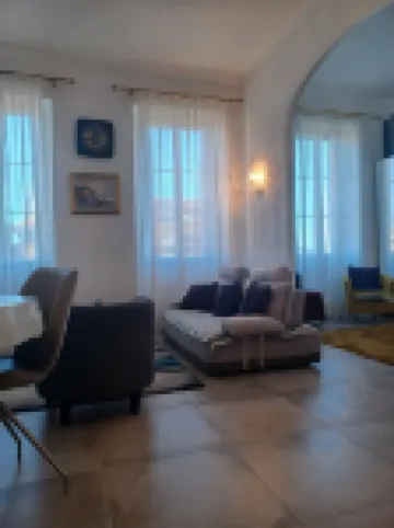 Perle D'azur: Appartement de 56 m2, Charme Avec Plafonds Majestueux, à Grasse"