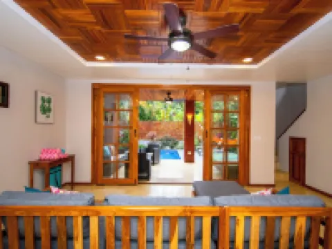 3 min walk to surf, 3bedrooms, Villa, Pool, Steps to the Beach! Hotels in Dominical