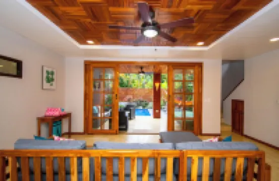 3 min walk to surf, 3bedrooms, Villa, Pool, Steps to the Beach!