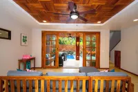 3 min walk to surf, 3bedrooms, Villa, Pool, Steps to the Beach!