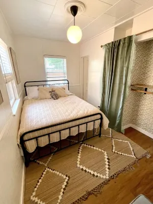 8 mins from U of O, Central/Funky/Fun!