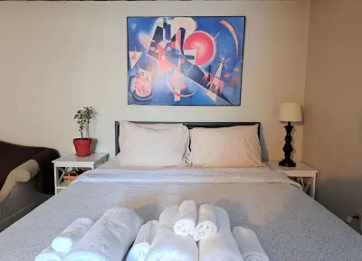 Adorable 2 beds studio style w/parking on premises