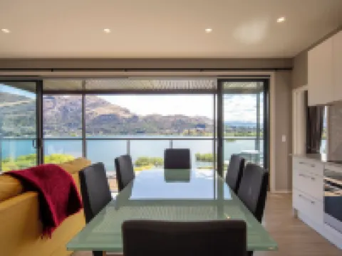 Sunny 2 bedroom home with magnificent lake views. Hotels in Kawarau Falls