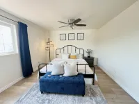 4B3B Modern Spacious House with Nice Backyard Hotels near Cougar Athletic Stadium