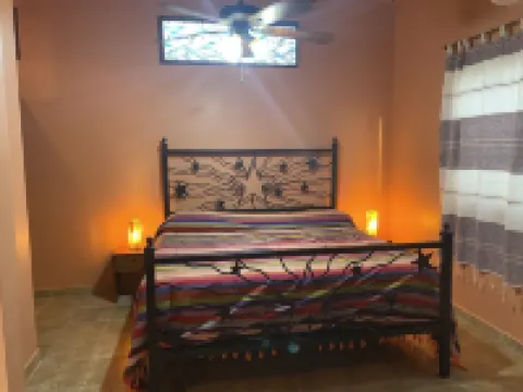 Amazing views, 5 minutes from downtown or the beach, quiet area of town