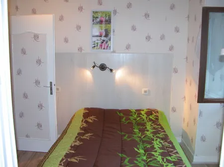 Beautiful ground-floor studio facing the thermal baths Отели в г. Нери-ле-Бен