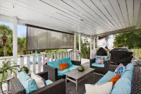 Unique Southend. 5BR. Dipping Pool! Old Tybee Charm at its finest!