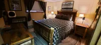 Lake-view 2-bedroom Cabin Home on Lake Delton Wisconsin Dells Tommy Bartlett Exploratory附近的飯店