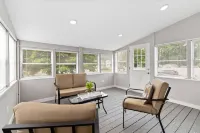 Stylish, Relaxing & Comfy 3 BDR Home. 2 minutes to Lake Compounce Hotels in Bristol