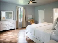 Main Street Family Retreat, Walking Distance to Beach & Downtown. Pet Friendly! Hotels in Port Dover