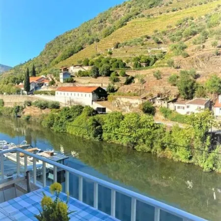 Apt. in Pinhão, heart of Alto Douro wine region, vineyards and Douro River view