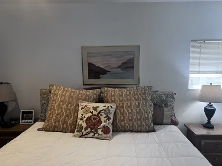 Welcoming & Comfortable Townhome Great Multi-Level Layout