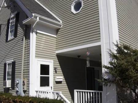 Charming West End 1 Bd 1st Fl -  Steps to Beach - With Private Parking Отели рядом с достопримечательностью «Рейс Пойнт Бич»