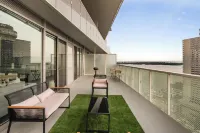 Stunning Lake View Suite in Core Harbourfront 토론토 호텔