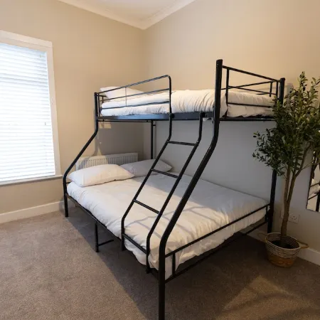 Cosy House in Runcorn: Perfect for Families & Business Travelers! Free Parking Отели в г. Ранкорн