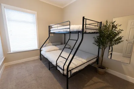 Cosy House in Runcorn: Perfect for Families & Business Travelers! Free Parking Отели в г. Ранкорн