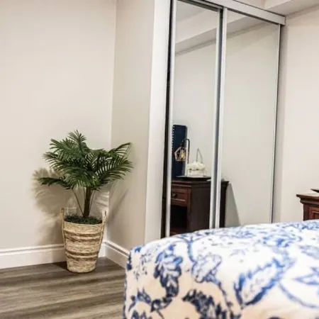 Elegant Two Bdr. Basement Apartment with Private Entrance Отели в г. Брамптон