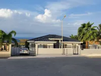 Tropical Oasis-Spacious home, pool & sea views! Water and electricity included. Hotels in Grote Berg