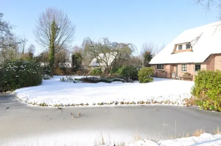 Giethoorn Lodge, luxury thatched cottage. Electric sloop for rent Отели рядом с достопримечательностью «Гитхорн»