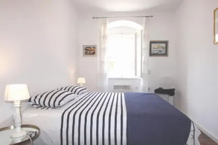 Lovely one bedroom apartment for 3 on the main Hvar town square Отели в г. Хвар