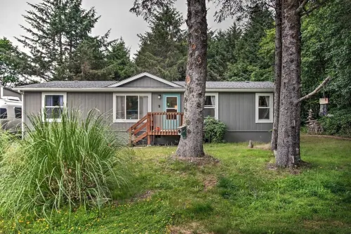 Cozy 1 acre lot just 0.5 miles from Ocean Shores Beach w/ Airstream & Hot Tub! Hotels in Oyehut-Hogans Corner