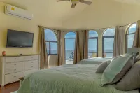 Beautiful 5-bedroom villa with pool and jacuzzi Hotels in El Sargento