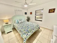 Sombrero Beach House: 50' Dock, Pool, BBQ, Bicycles & more!