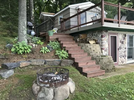 Lakeshore Cabin On The Waters Edge of Bone Lake