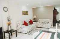 3-bedroom apartment. 10min away from CathedralTranvia stops in front of it.