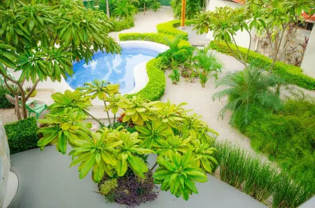 Modern beach Villa - Property can accommodate up to 16 pp - close to the beach