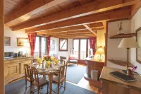 Angélique - traditional, Alpine duplex apartment for 6/8 people Hotels in Montgenevre