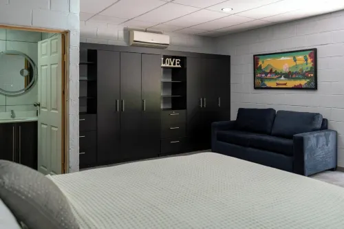 Charming 3-bedrooms house with AC, WiFi in La Libertad 15 Minutes from Airport Hotel a El Carmen