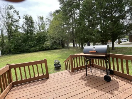 1 king/2queen bd home next to big park