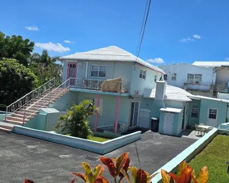 Enjoy a stylish experience at this centrally-located place. Hoteles en Parroquia de Warwick