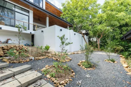 Ginger Gardens Casita – Luxurious Oasis in Pelada, walk to beach, Nosara