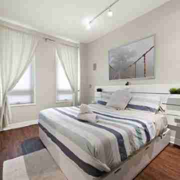 LUXURIOUS LINCOLN PARK Home w/ Rooftop +parking Rooms