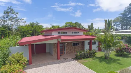 3 Bedroom House for 6 Near the Beach and Everything Else!