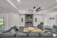 Shelluva Good Time - 3 King Beds 8 Min to Beach