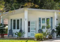 Family House w. Pool, Parking & Basketball Court! In Rainforest!10 min to beach