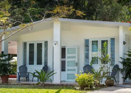 Family House w. Pool, Parking & Basketball Court! In Rainforest!10 min to beach Отели в г. Мамейес II