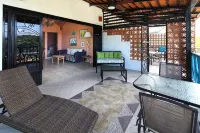 Amazing views, 5 minutes from downtown or the beach, quiet area of town