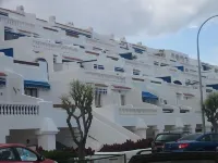 Beautiful Studio Apartment with large South facing balcony & Amazing Sea Views Hôtels à : 