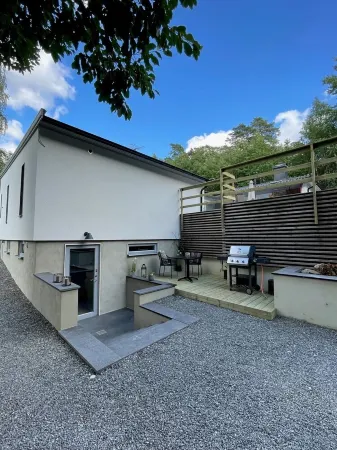 Cozy vacation apartment with pool in the countryside - 15 minutes from Gothenburg Отели в г. Партиле