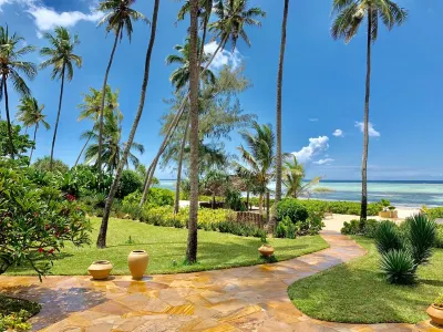 Luxurious, fully equipped and serviced villa right on the beach in Zanzibar.  호텔
